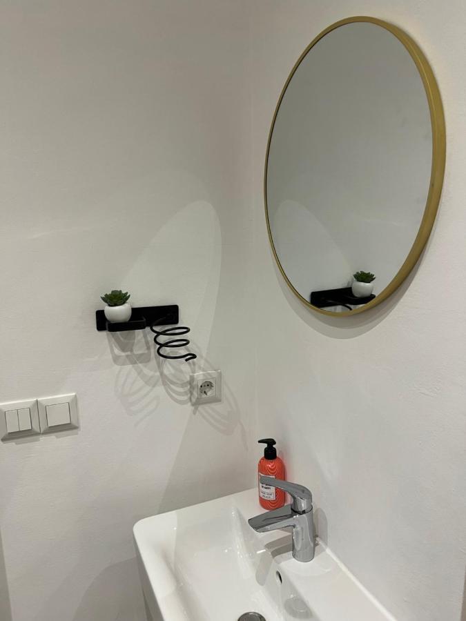 Apartment Near Metro & Netflix Wenen Buitenkant foto