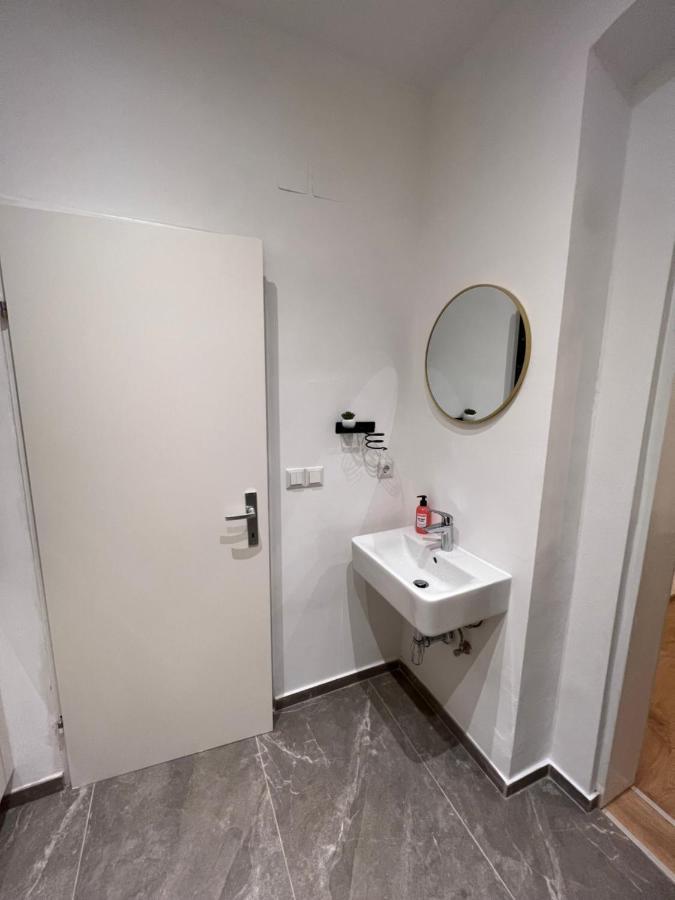 Apartment Near Metro & Netflix Wenen Buitenkant foto